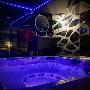  Love hôtel Loveroom Avec Jacuzzi 01